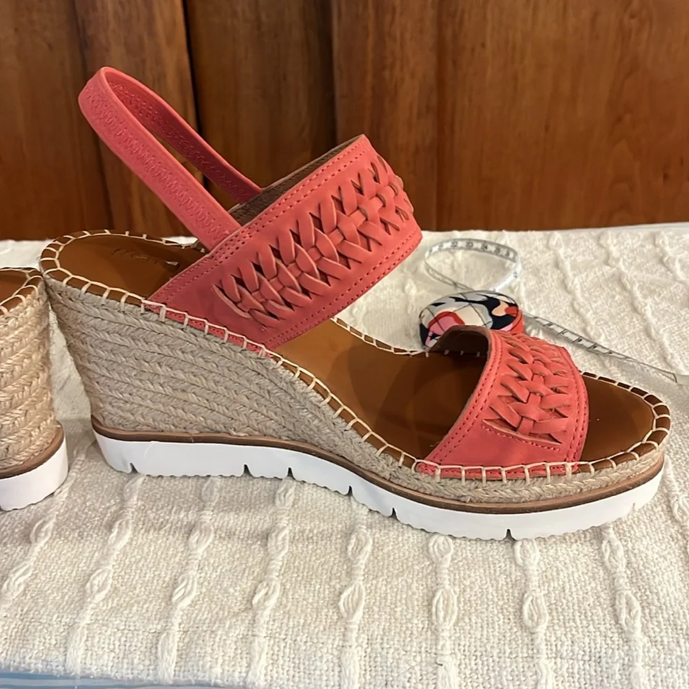 NWOT Gentle Souls Elyssa Wedge 2 Band Sandals. Ladies9.5. 3-1/2 Wedge heel.